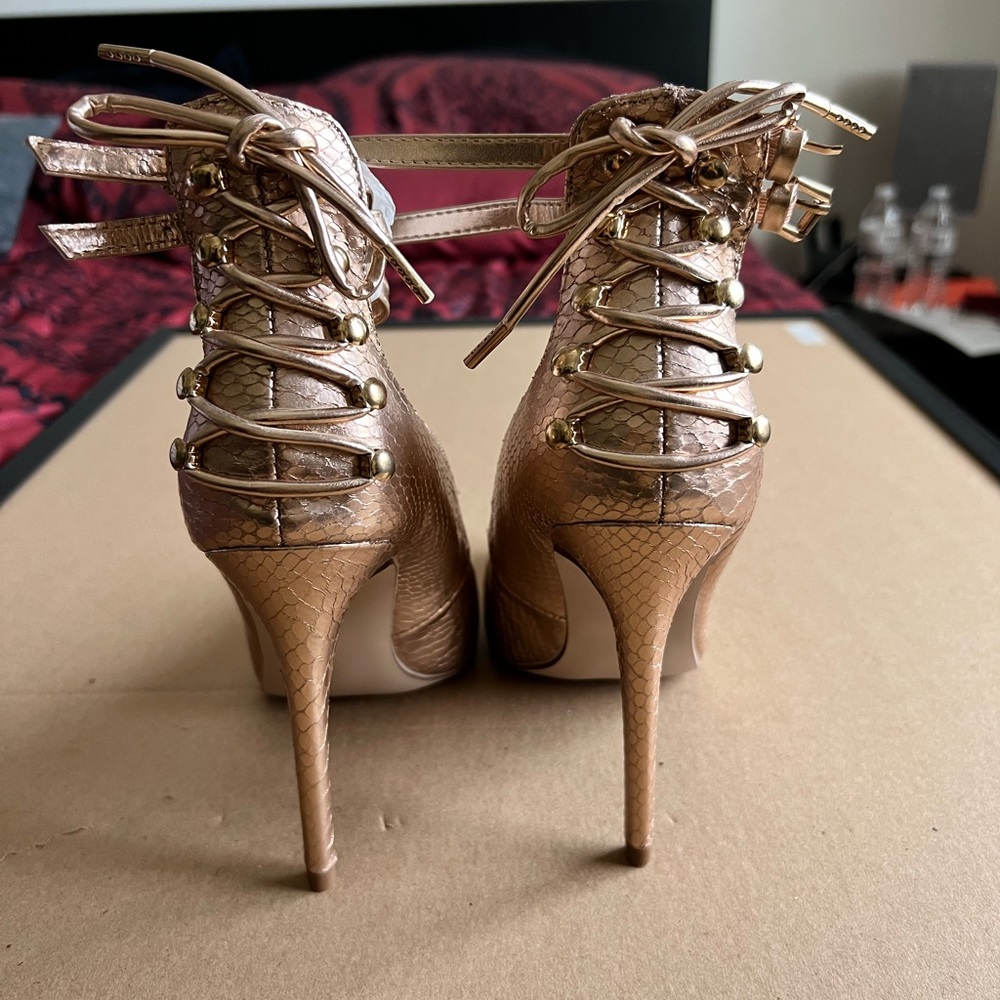 Sexy gold pumps with ankle strap.